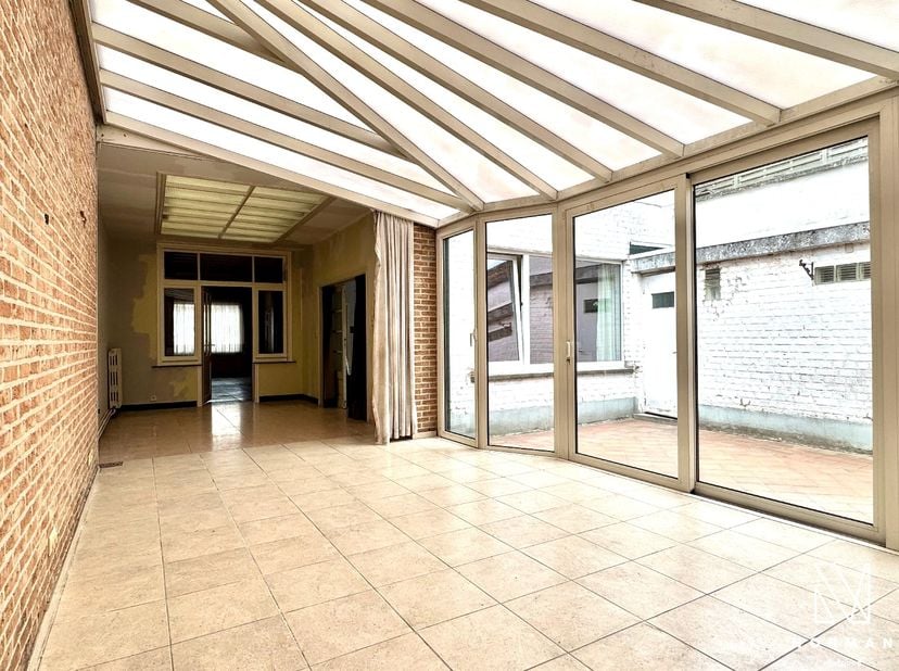 Welkom in deze statige woning in het centrum van Kuurne, die tal van mogelijkheden biedt!<br />
<br />
Bij het betreden van deze woning komt u binnen