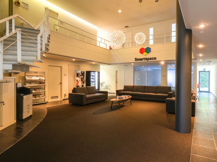 Meer ruimte. Meer rust. Meer resultaat.<br />
Welkom in kantoor 112 bij Smartspace Hasselt – een stijlvolle kantoorruimte van 26 m², ideaal voor een t