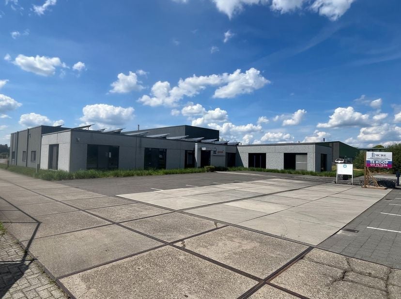 Te koop: functioneel bedrijfsgebouw van ca. 1.397 m² op een perceel van 3.572 m² in Laakdal. De eigendom combineert 273 m² kantoren met een bedrijfsha