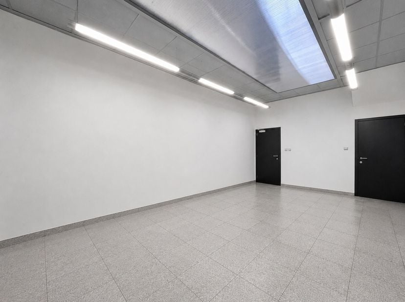 Interesse in dit uniek commercieel pand voor jouw activiteiten? Ontdek meer via www.domovastgoed.be<br />
Ontdek dit goed gelegen commercieel gebouw v