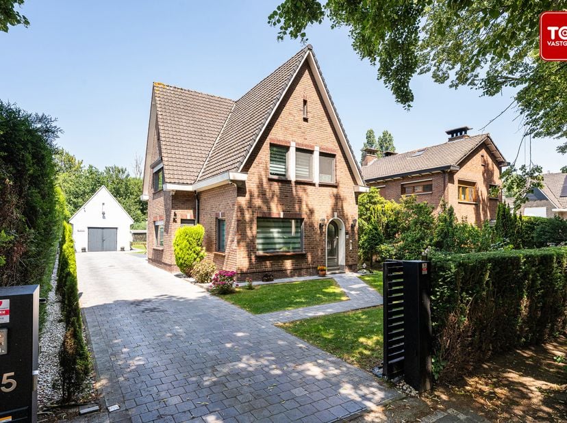 Deze verzorgde alleenstaande woning is gelegen op een ruim perceel van 750 m² en biedt een uitstekende combinatie van ruimte, comfort en een centrale