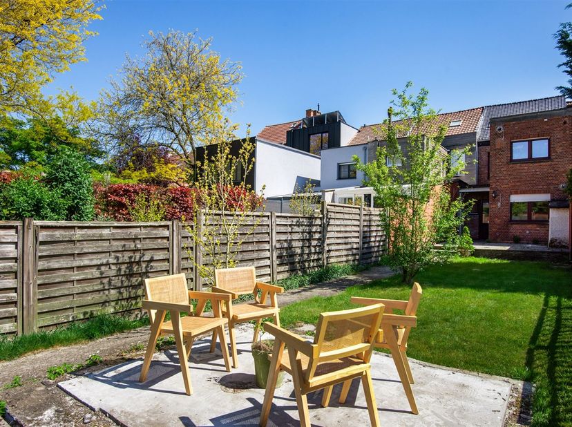 JACQ Real estate stelt u graag deze instapklare en smaakvol vernieuwde woning voor gelegen in een rustige straat, met directe toegang tot het groene d