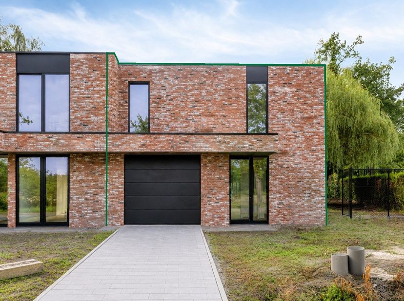 Ben je op zoek naar een instapklare nieuwbouwwoning in Hasselt waar kwaliteit, energiezuinigheid en wooncomfort centraal staan? Dan is deze stijlvolle