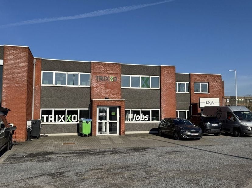 244m² d'espace de bureau répartis sur le rez-de-chaussée et le 1er étage<br />
Emplacement : sur la R4 à Mariakerke, arrêt de bus avec connexion direc