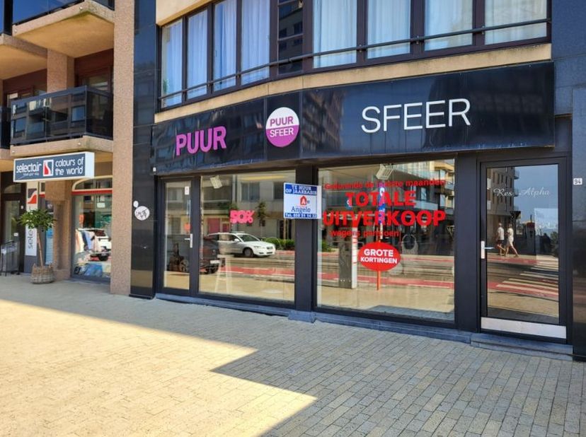 Spacieuse propriété commerciale (168m²) avec diverses possibilités à vendre.<br />
Situé au centre d'Oostduinkerke-Bad, sur la Koninklijke Baan entre