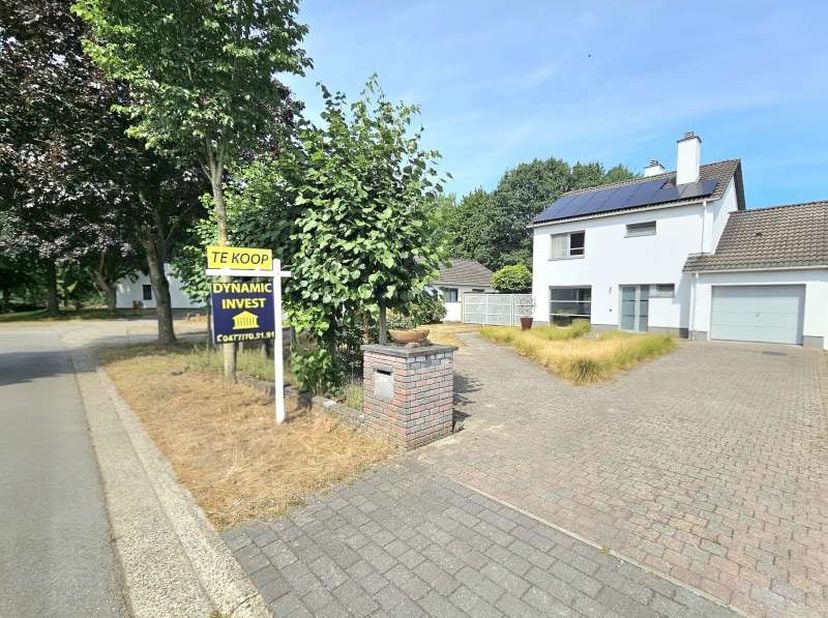 Deze zeer mooie woning is gelegen in een doodlopende straat te midden van een rustige woonwijk. ( Half-open verbonden via de garages)<br />
renovatie