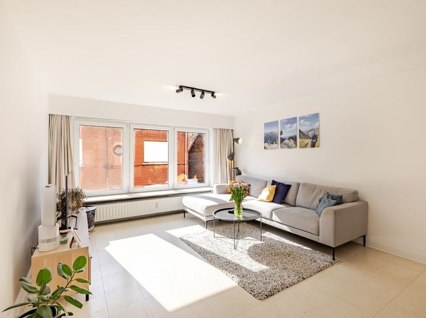 Op zoek naar een zorgeloos appartement op een uitstekende locatie? Dan is dit recent gerenoveerde en perfect instapklare appartement beslist een bezoe