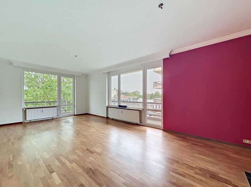 <br />
4e verdieping<br />
Inkomhal met vestiaire: 2,1 m x 3,7 m = 7,7 m²<br />
Toilet: 1,1 m x 1,5 m = 1,7 m² – betegeld<br />
Woon-/eetkamer: 7,31 m