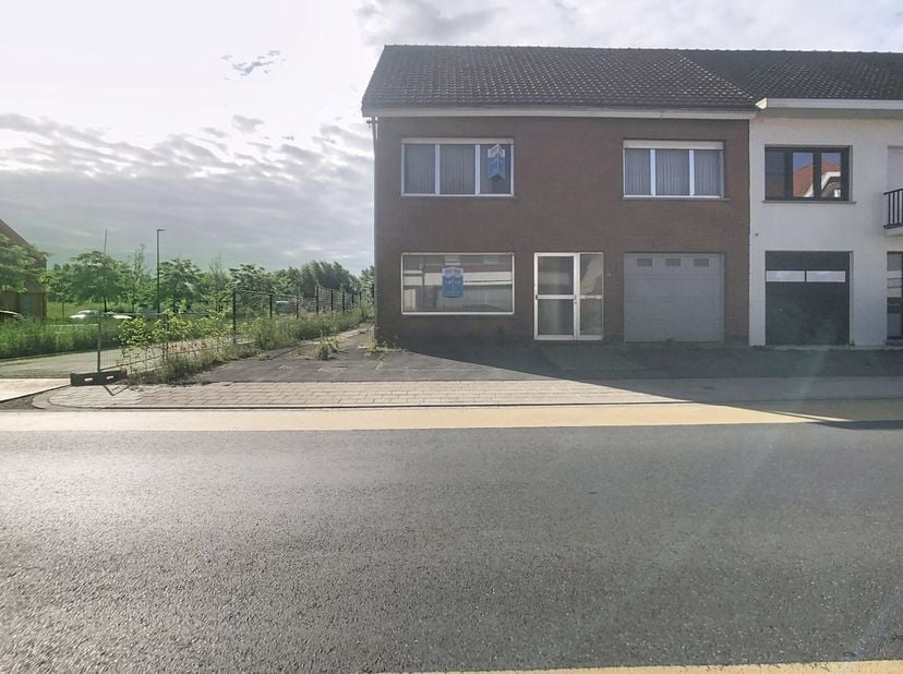 Deze grote half-open bebouwing , ligt op een totale oppervlakte van 600m², op wandelafstand van het centrum van Staden en dus dicht bij openbaar vervo