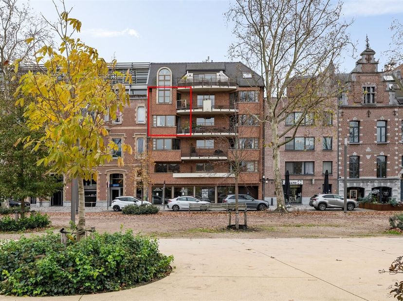 Journée portes ouvertes le samedi 14 mars de 12h30 à 13h30<br />
Appartement duplex élégant (130 m²) situé à Zuidpark<br />
Situation :<br />
Sur Vlaa