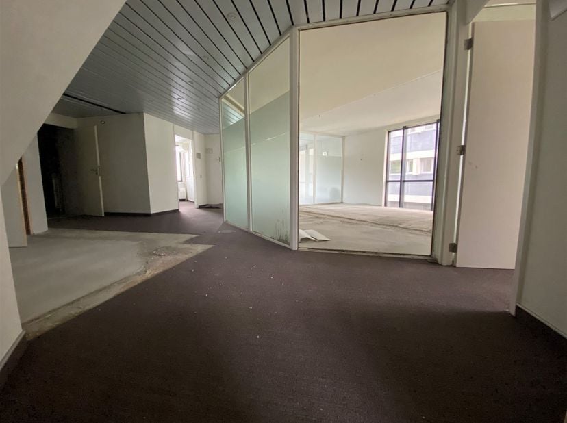 BUREAU SPACIEUX À RÉNOVER SUR UN SITE COMMERCIAL À DEURNE !<br />
<br />
<br />
Situation : Parfaitement situé sur la Bisschoppenhoflaan avec beauc
