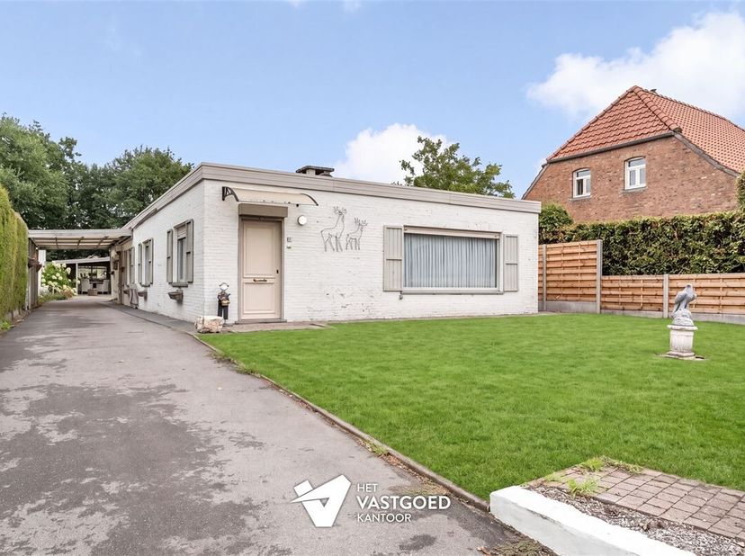 Instapklare, gelijkvloerse woning nabij centrum<br />
Belangrijkste troeven:<br />
- Gelijkvloerse woning met praktische indeling<br />
- Zeer mooie l