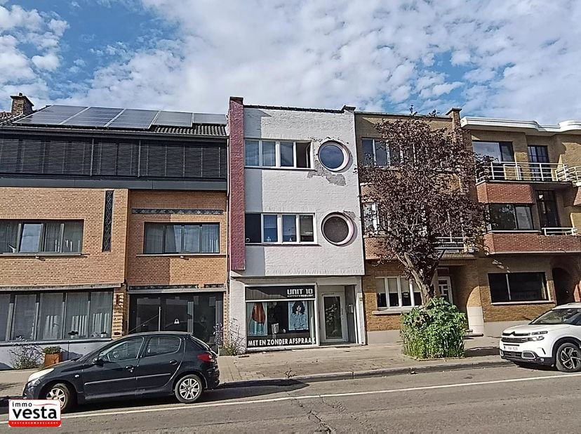 Centraal gelegen aan de Naamsevest 75 bus 201 in Sint-Truiden bevindt zich dit volledig gerenoveerde appartement met een bewoonbare oppervlakte van ma