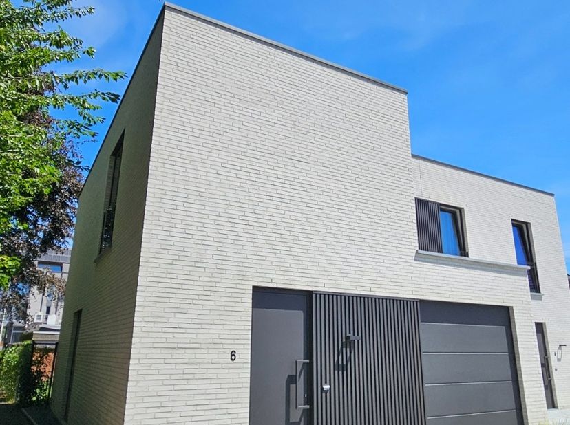 Harelbeke, stad aan de Leie, is een aantrekkelijke plek om te wonen. In het centrum hebben wij nog deze gezinswoning met tuin te koop. Deze woning is