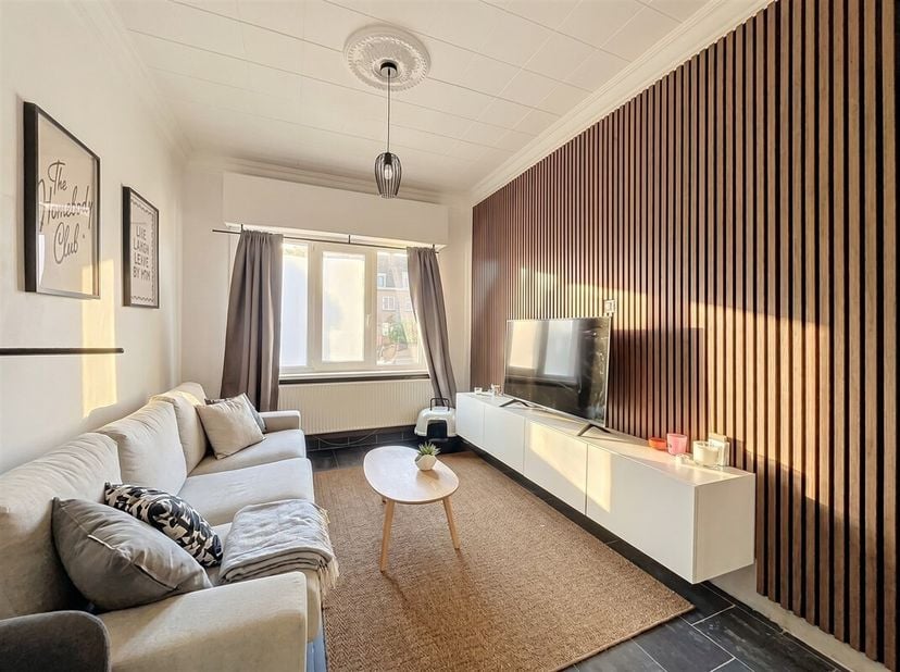 INSTAPKLARE WONING MET HALFOPEN KARAKTER MET 4 SLAAPKAMERS NABIJ HET CENTRUM VAN SINT-NIKLAAS !<br />
LIGGING:<br />
Deze instapklare gezinswoning gen
