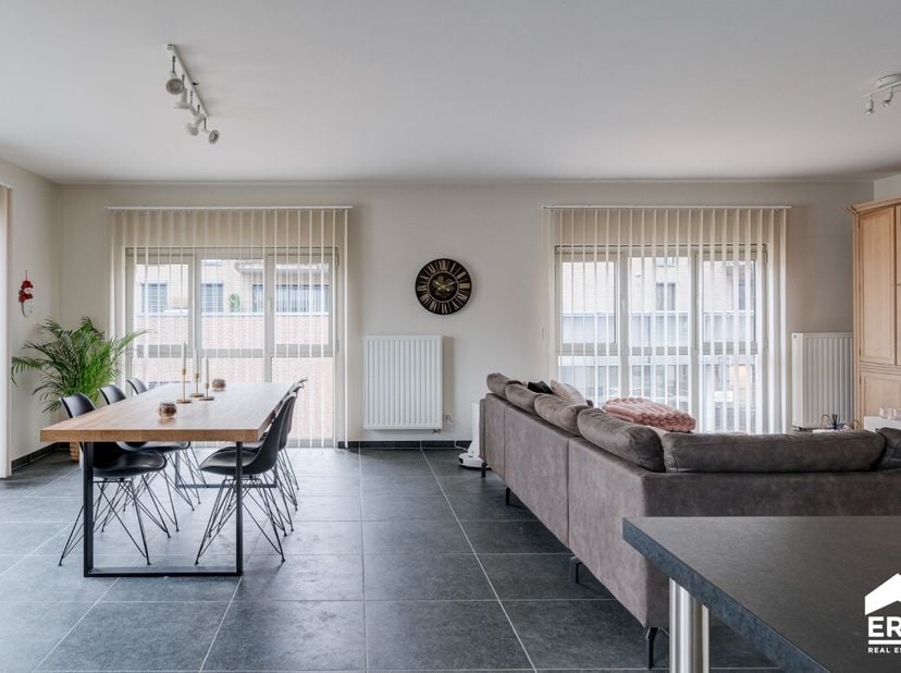 Dit recent gerenoveerd appartement in het centrum van Kermt werd volledig gerenoveerd in 2015 Dankzij de renovatie en het EPC-label B is het energiezu