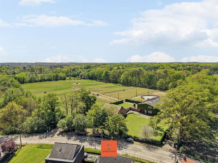 Cette belle propriété équestre est située dans la verte Herselt, une commune rurale entre Louvain et Herentals, avec un accès facile à l'E313 ou l'E31