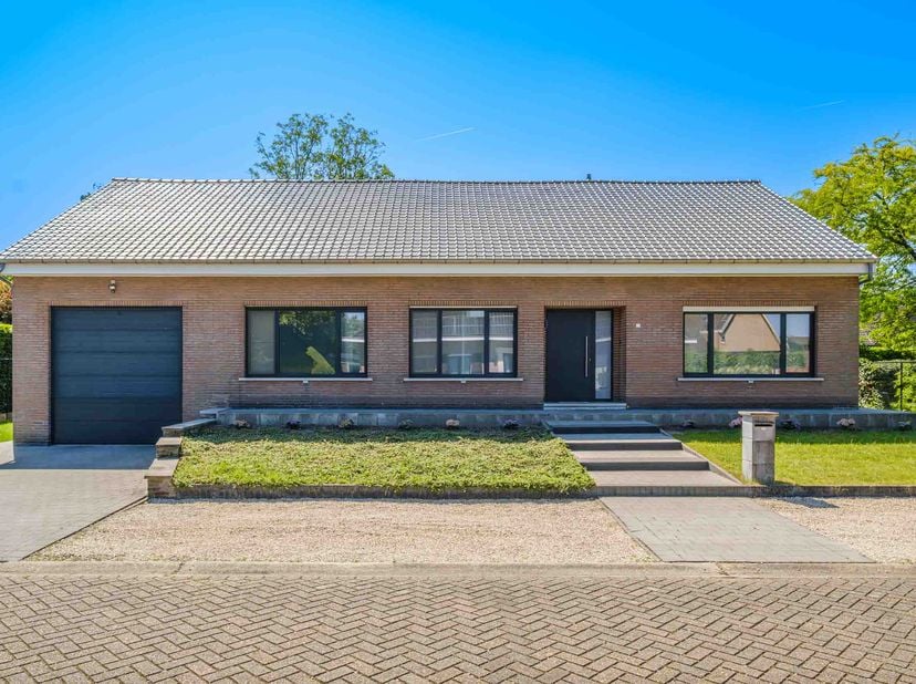 PERFECT ONDERHOUDEN WONING -<br />
<br />
Volledig gerenoveerd (2015) en perfect onderhouden laagbouw.<br />
Gelegen in de groene rand rond Beerse/Vos