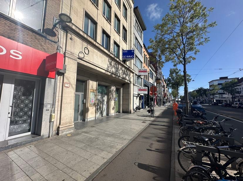 Ce spacieux local commercial denviron 360 m² est situé dans un excellent emplacement commercial sur la Bredabaan à Merksem. Le bien fait partie dun im