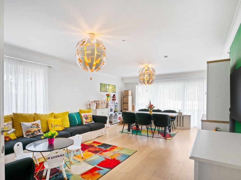 Appartement rénové de 3 chambres avec place de parking<br />
<br />
L'appartement est situé au premier étage d'une résidence datant de 1978 et a été