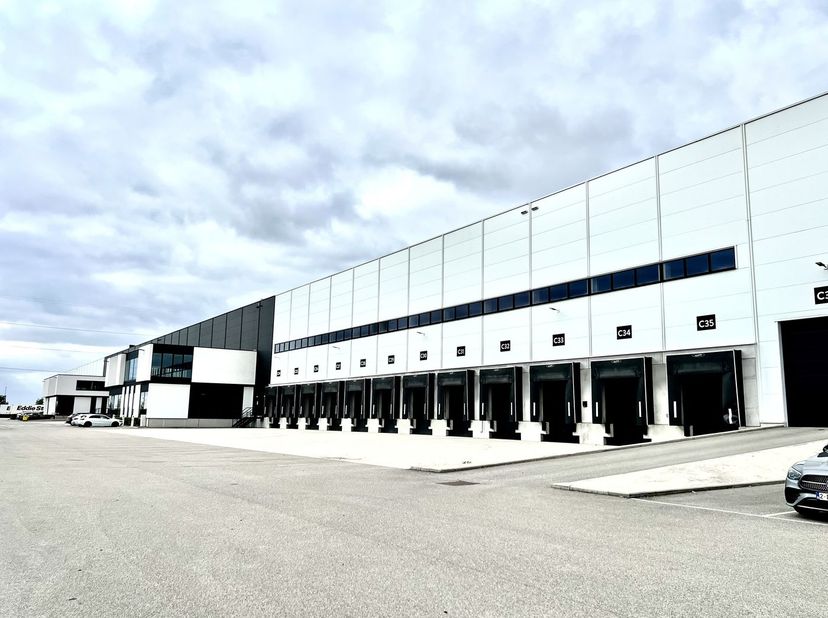 Entrepôt logistique neuf de 8 569 m² à louer dans le complexe logistique/semi-industriel XXL « Genk Green Logistics » sur l'ancien site Ford à Genk.<b