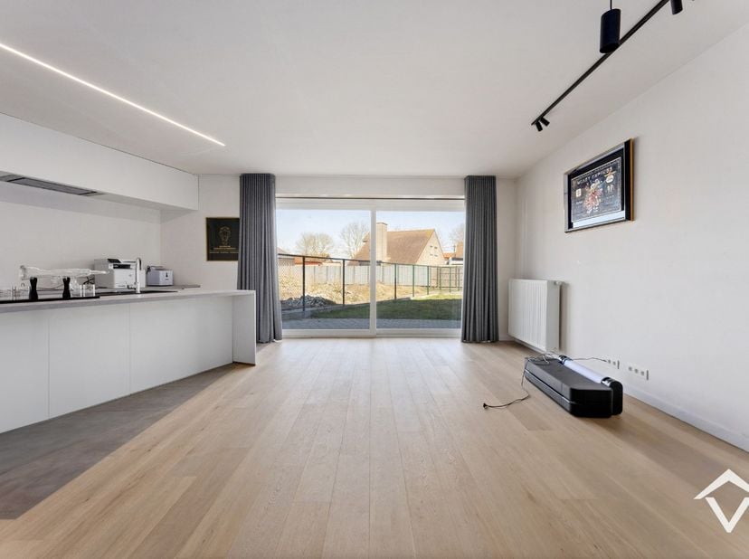 Dit mooi instapklaar appartement is gelegen op het gelijkvloers van een kleine residentie te Leke, bestaande uit 3 appartementen. <br />
<br />
Het ap
