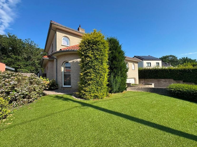 NIEUW<br />
<br />
﻿﻿Vrijstaande villa met&amp;nbsp;4 slaapkamers,&amp;nbsp;zwembad&amp;nbsp;en&amp;nbsp;multifunctioneel bijgebouw van ca. 160 m², op toplocatie in L