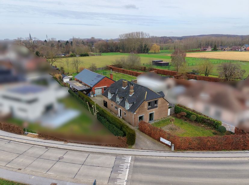Villa rurale avec hangar et un accès facile à l'E40, aux commerces, aux écoles et aux transports en commun.<br />
La maison a été construite en 1982 e