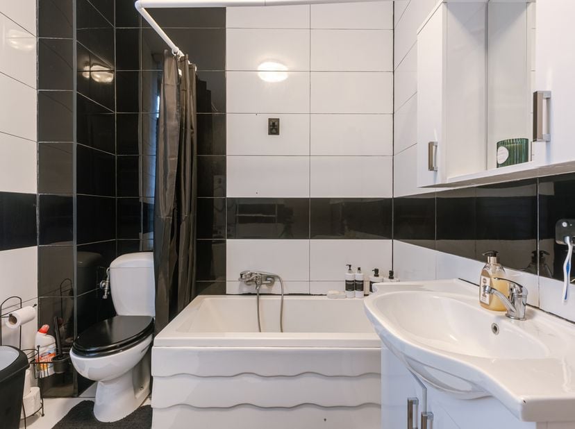 Ruime gezinswoning nabij Sint-Jacobs en Portus Ganda<br />
Mobiscore: 9,4/10 <br />
EPC-score: D<br />
Deze woning geniet van een uitstekende en rusti