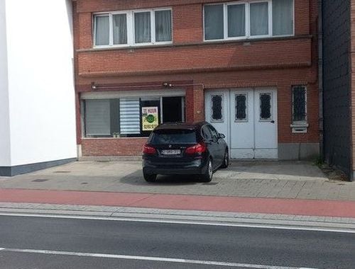                                         Bien commercial à louer à Asse, € 700

