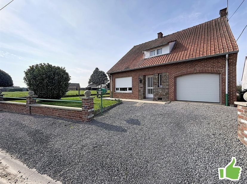 Idéalement située à Saint-Léger, à l'entrée du village et à la sortie de Dottignies, maison 4 façades avec 3 chambres et garage sur une parcelle de 63
