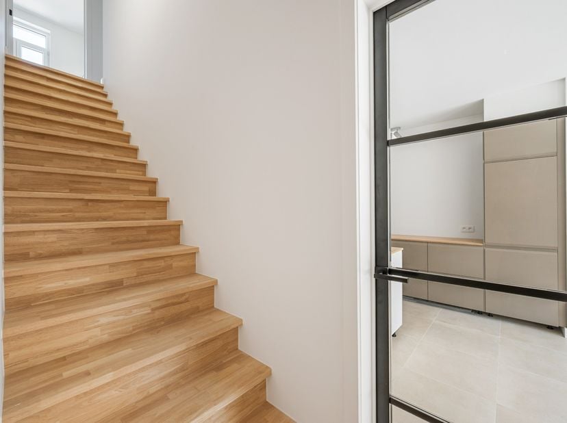 INDIEN U EEN BEZOEK WENST IN TE PLANNEN GELIEVE EEN BEZOEK AAN TE VRAGEN VIA WWW.HILLEWAERE.BE VIA DE RODE KNOP.<br />
Deze BEN-woning is zonet opgele