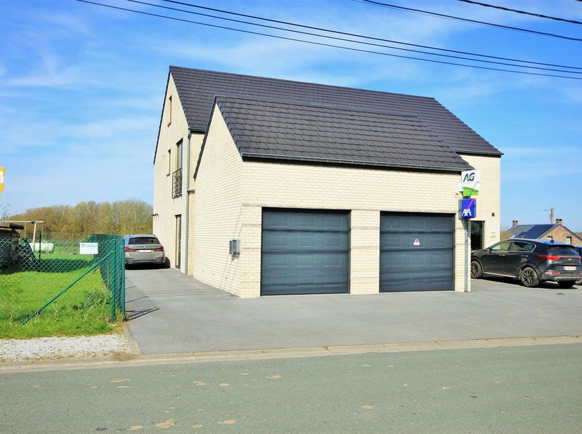 Charmant appartement, situé au premier étage d’une petite copropriété, à Seloignes.<br />
Celui-ci se compose de la manière suivante : séjour ouvert