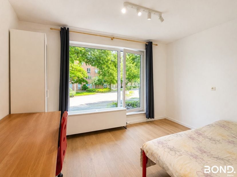 Deze lichtrijke studentenstudio van circa 21 m² is rustig gelegen op het gelijkvloers aan de voorzijde van het gebouw, vlak naast park De Bruul. <br /