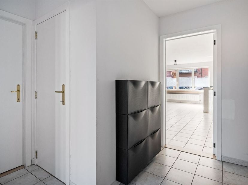 Gerenoveerd gelijkvloers appartement met tuin en garage in Brasschaat, Veldstraat 13.<br />
Zeer centraal gelegen, op wandelafstand van de levendige B