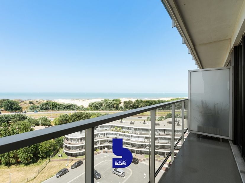 Op de 8ste verdieping van Residentie Nautilus in Bredene bevindt zich dit ruime appartement met een prachtig open uitzicht over de duinen en de zee. D