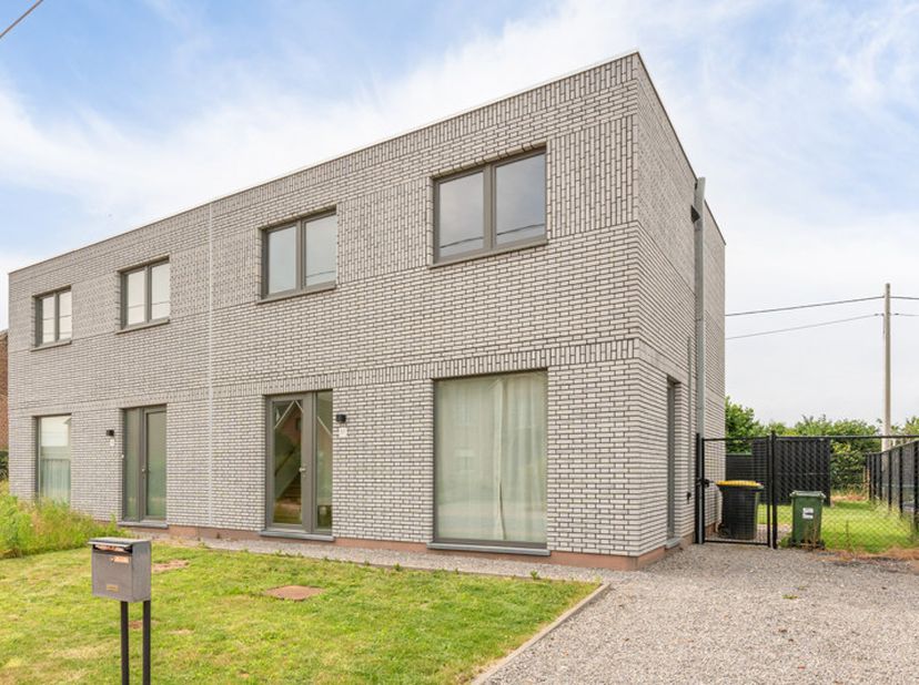Deze nieuwbouwwoning betreft een half-open bebouwing.<br />
Onmiddellijk beschikbaar.<br />
<br />
De indeling is als volgt:<br />
Gelijkvloers: inkom
