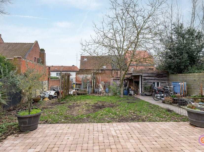 Deze woning, gelegen in Wintam vlakbij de dijk, biedt tal van mogelijkheden voor wie op zoek is naar ruimte en potentieel. Mits de nodige renovatiewer