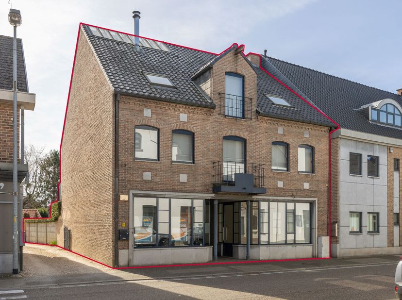 Dit hele complex (met parkeergelegenheid) wordt verkocht!<br />
Het goed bestaat uit: een handelshuis (ruime woning met 2 aparte praktijkruimtes met e