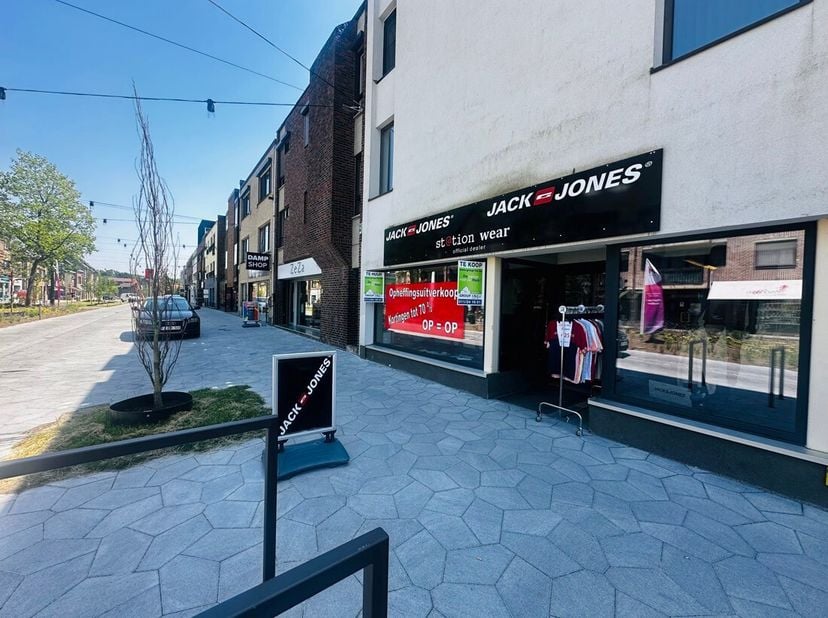 Gunstig gelegen handelsruimte met een bruikbare oppervlakte van +/- 130 m² in het centrum van Houthalen.<br />
Dit pand omvat o.a. de handelsruimte, a