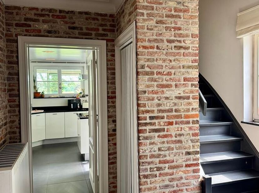 Belle maison rénovée avec 3 chambres et jardin ensoleillé à Emblem<br />
Situation<br />
Cet appartement jouit d'une situation centrale sur la Lierses