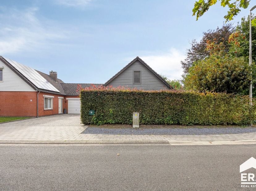 Instapklare woning met 4 slaapkamers te koop in LommelLOMMEL-BARRIER: Verrassend ruime eengezinswoning met 4 slaapkamers en verandaRuime living met ve