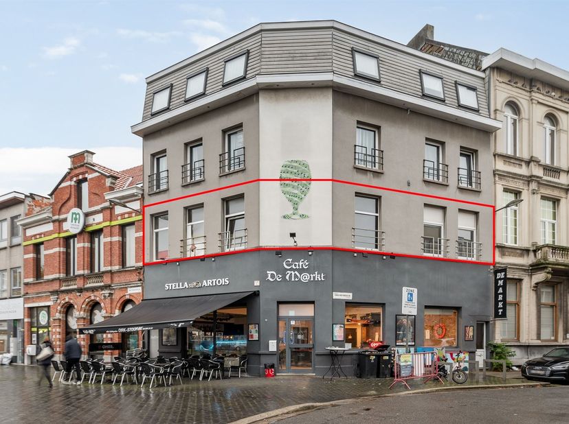 Ligging: Dit ruim appartement is centraal gelegen in het zonnige hartje Merksem nabij de Bredabaan. Verschillende scholen, winkels, horeca, sportvoorz