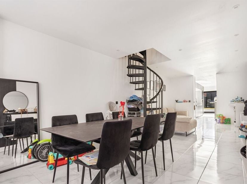 Idéal premier achat ou investisseur !<br />
Belle maison 3 façades entièrement rénovée proche de toutes commodités.<br />
Composition : <br />
- Rez-d
