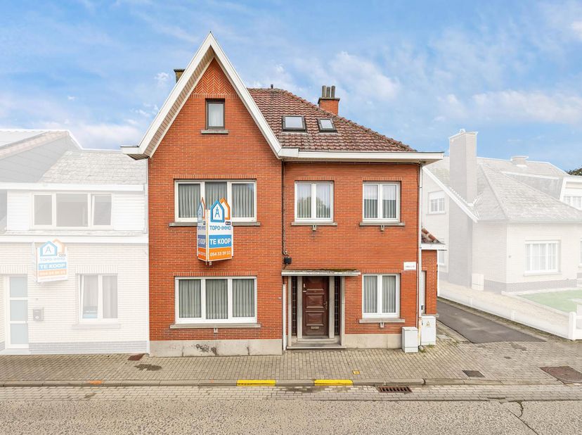 Voor meer info of een bezoek, bel 054 69 39 36 - Op een goede ligging in Denderhoutem bevindt zich deze ruime woning met twee woonentiteiten. Winkels,