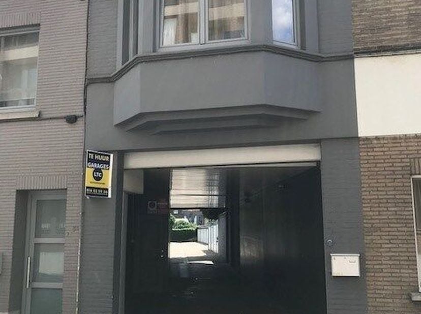 Afgesloten garagebox te huur in het centrum van Tienen, aan €105 per maand (BTW inbegrepen). Een factuur is mogelijk voor een vennootschap of BTW-plic