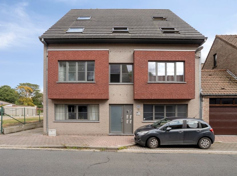 In de Edewallestraat in Handzame, vlakbij bakker, apotheek en op fietsafstand van een aantal supermarkten vinden we dit mooi éénslaapkamer appartement