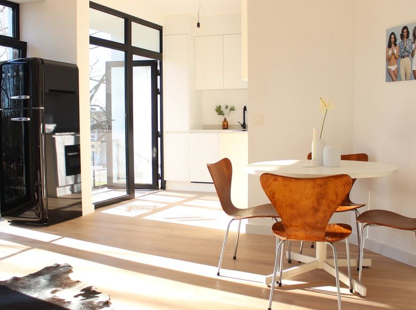 Prachtig 1-slaapkamer appartement in stijlvol gerenoveerd gebouw op toplocatie te Mortsel<br />
<br />
Achter de aantrekkelijke gerenoveerde fifties g