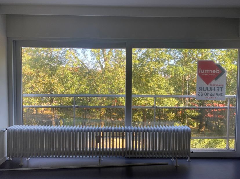 Dit lichtrijke appartement, gelegen in de Leffingestraat, biedt een aangename en praktische woonomgeving. Bij het binnenkomen komt u terecht in een ru