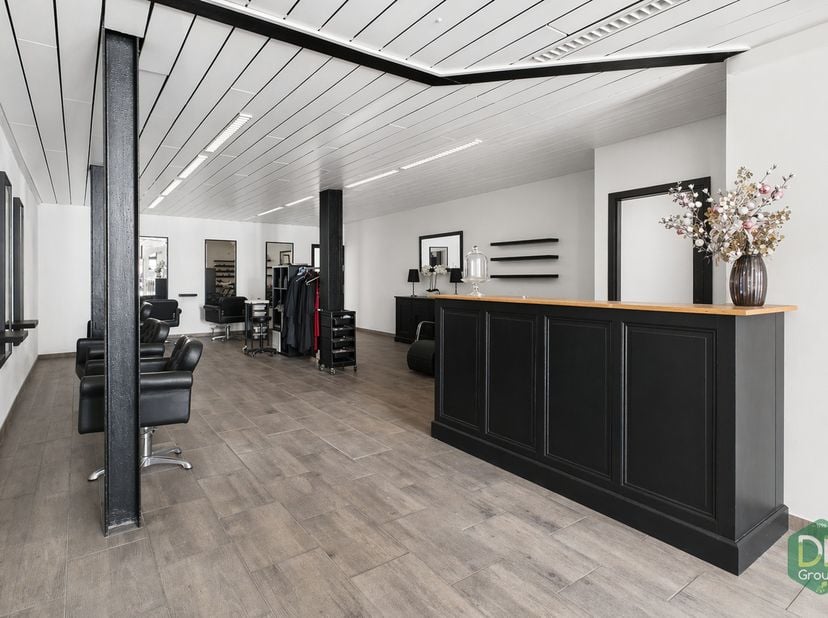 Au rez-de-chaussée, nous commençons par une première pièce servant de zone commerciale de +/- 74 m² avec une belle vitrine de +/- 3,6 m, un WC séparé,